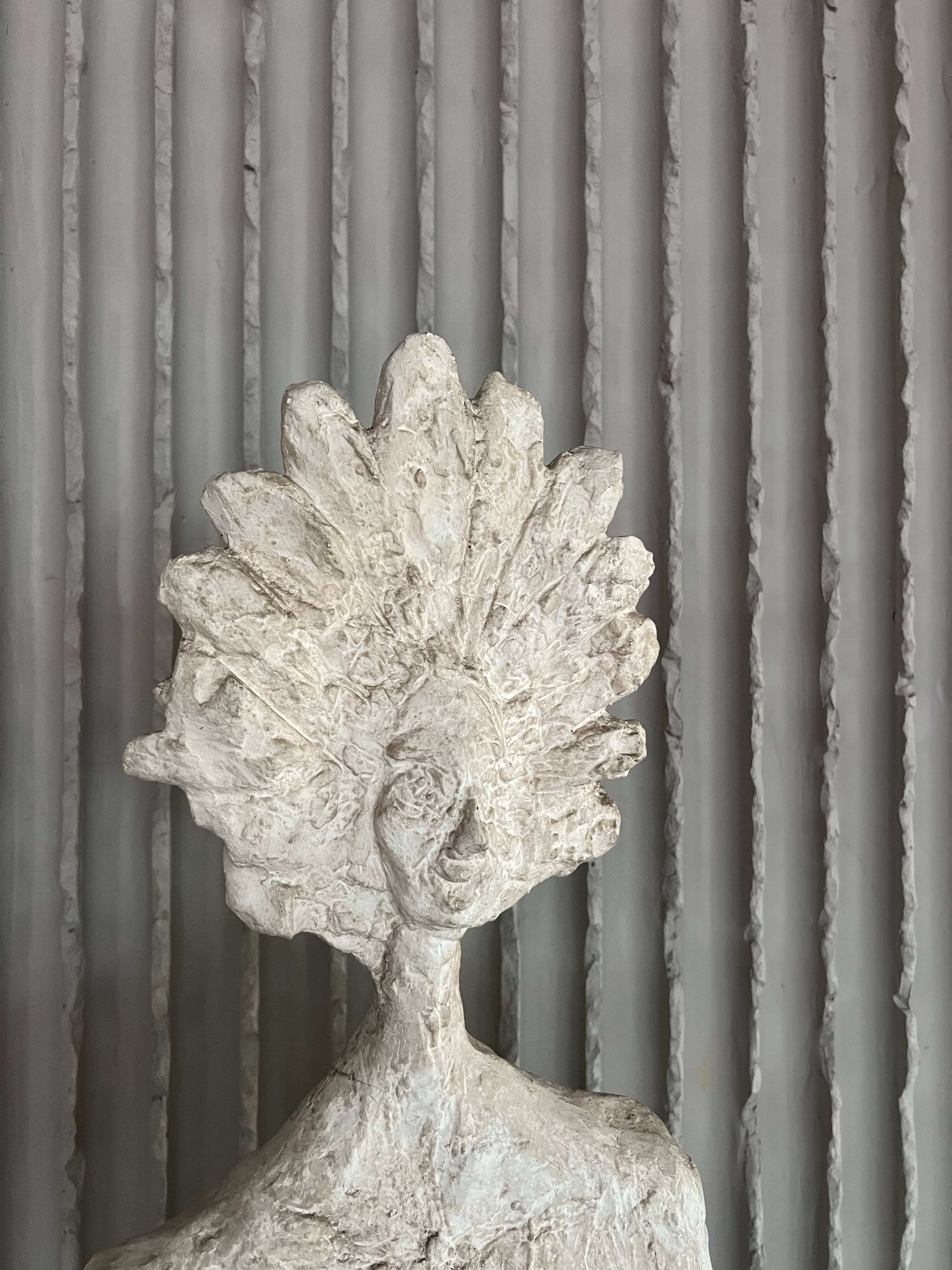 Sculpture en fibre de verre à taille réelle d'une femme, dans le style de Giacometti. France, années 1970.