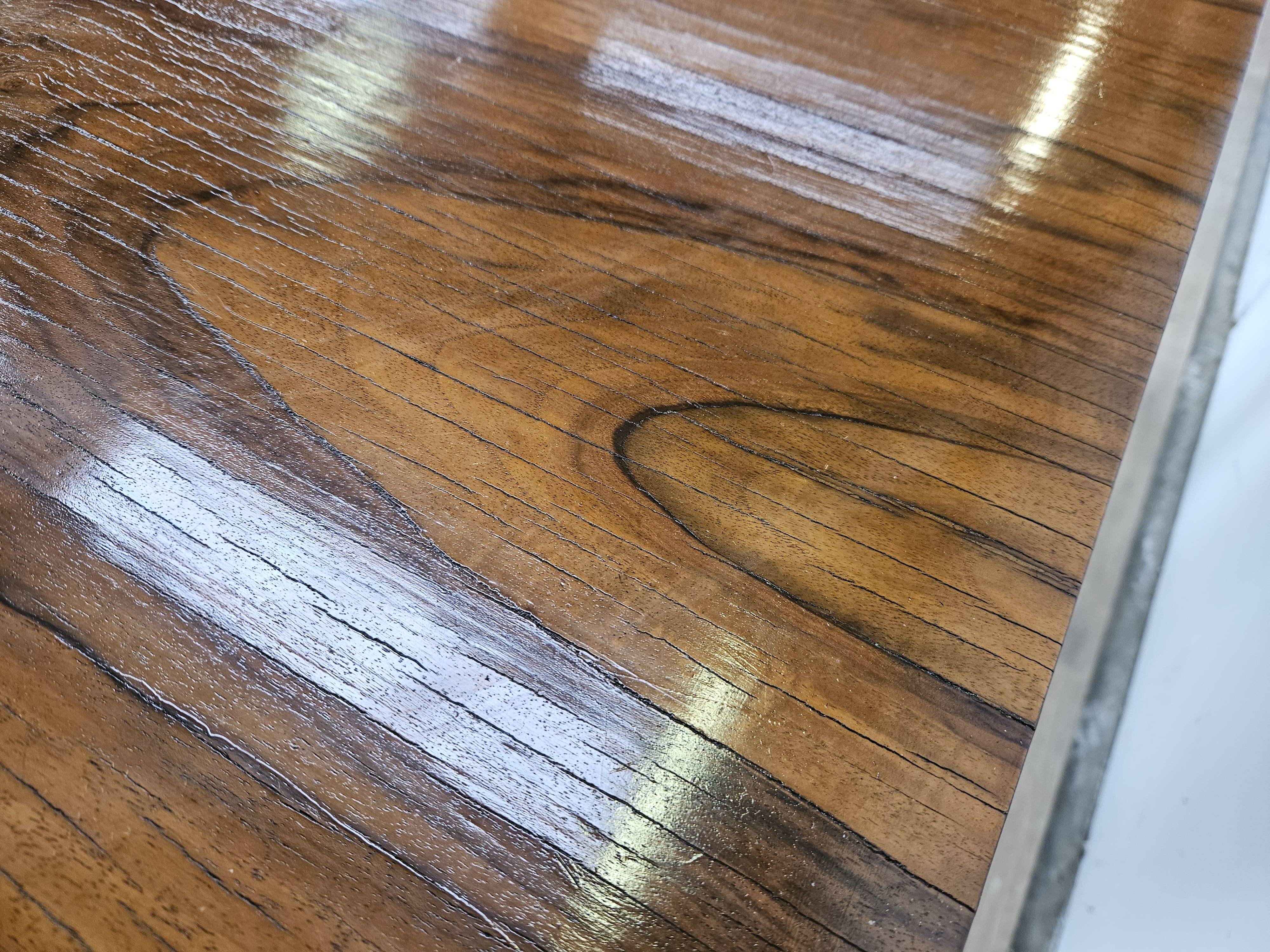 Extendable Art Deco table in olive root