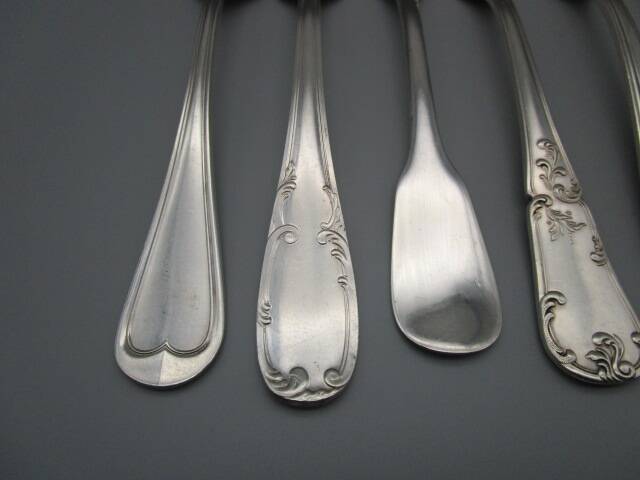Set of 6 mismatched old silver metal forks for a chic table