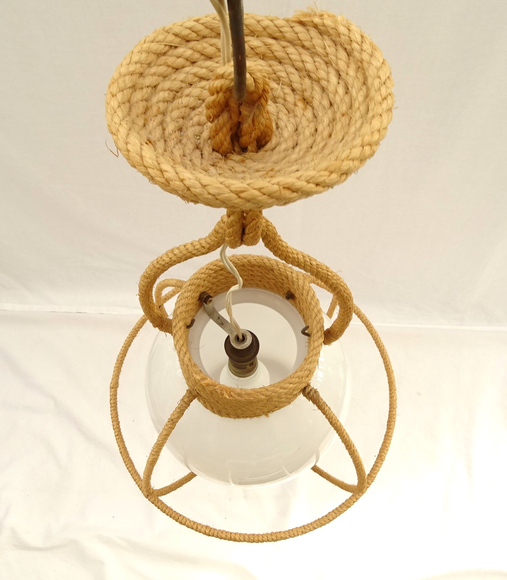 Suspension globe en opaline blanche  et corde tressé