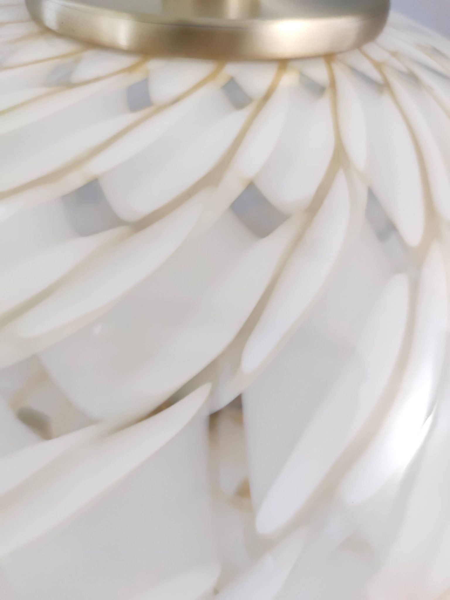 Lampe de table en verre de Murano blanc et laiton, Italie, années 1980