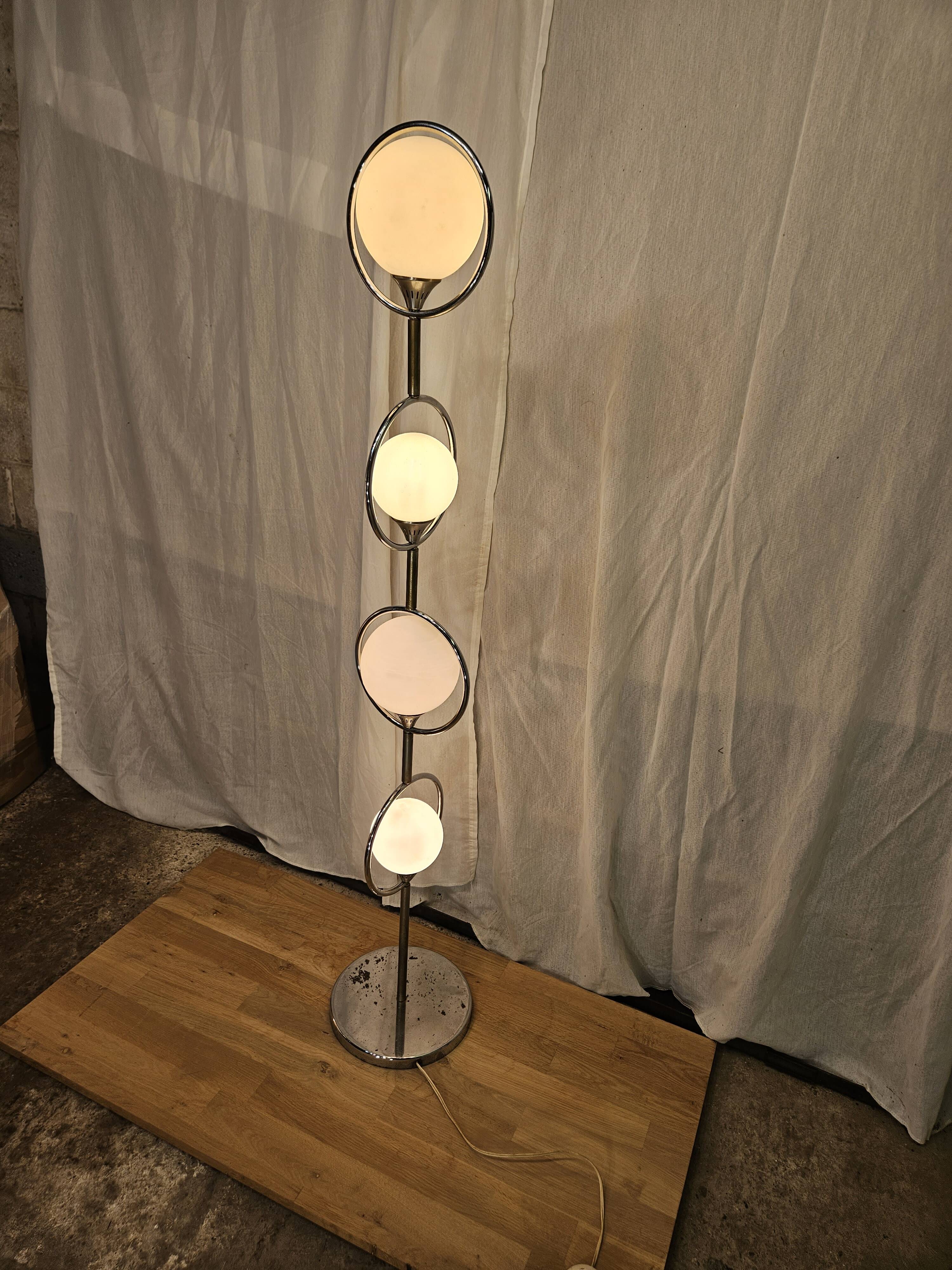 Italian design globe floor lamp 1970