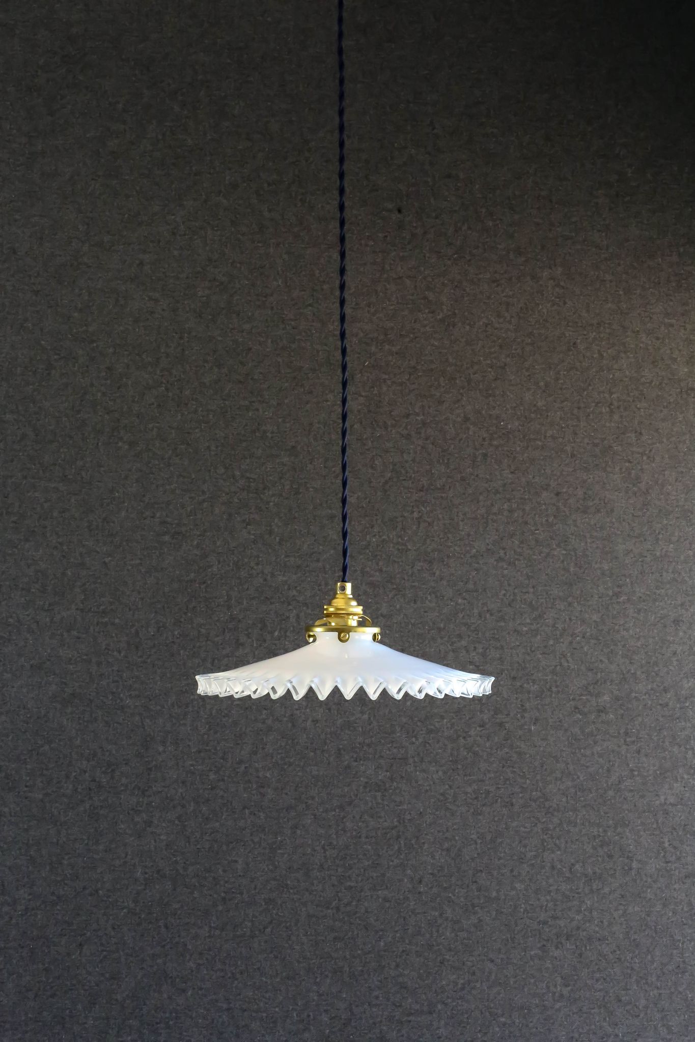 Suspension in white opaline crenellated edges with new cable and new brass socket