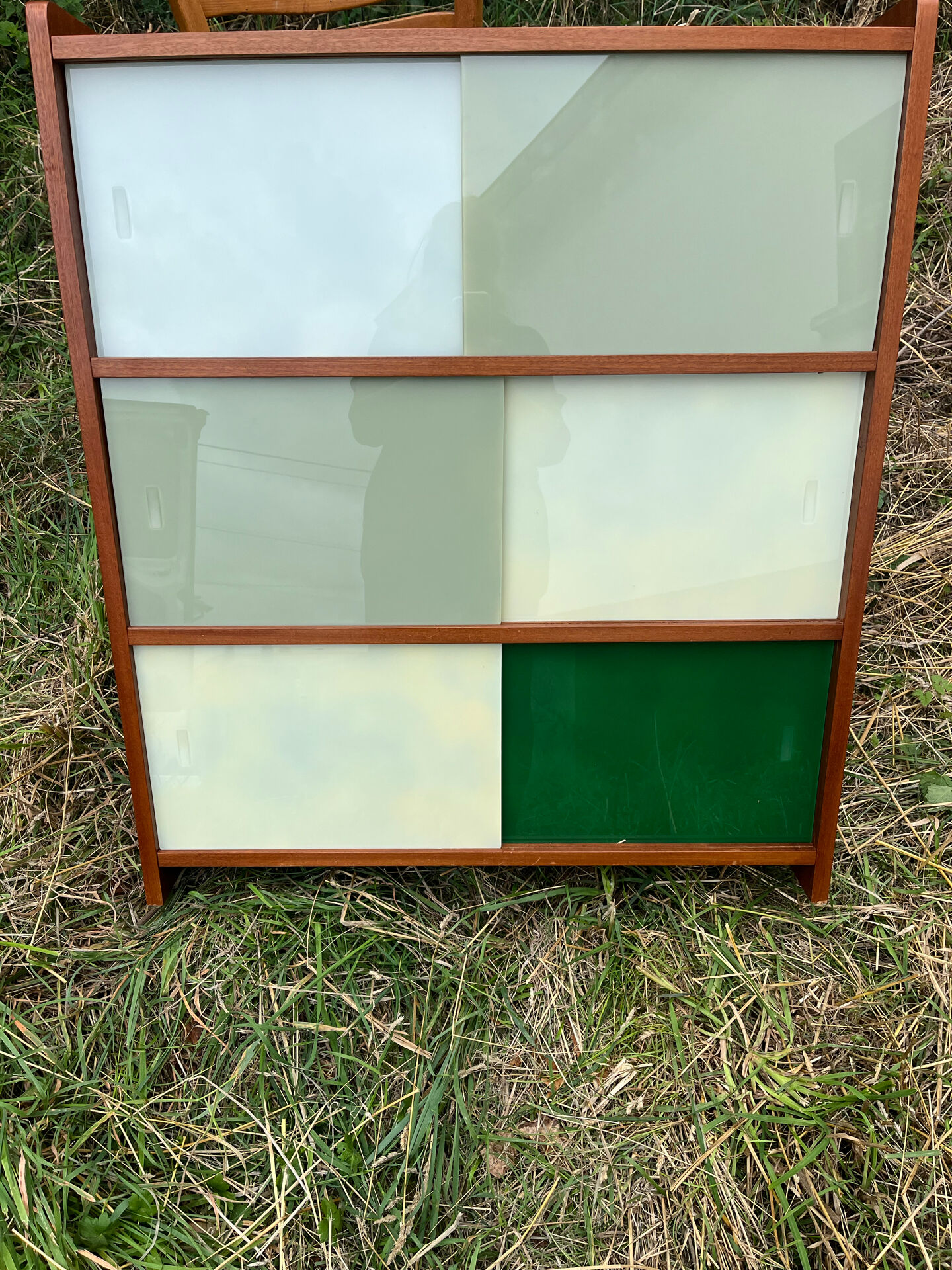 Vintage 1960s display shelf with sliding glass doors.