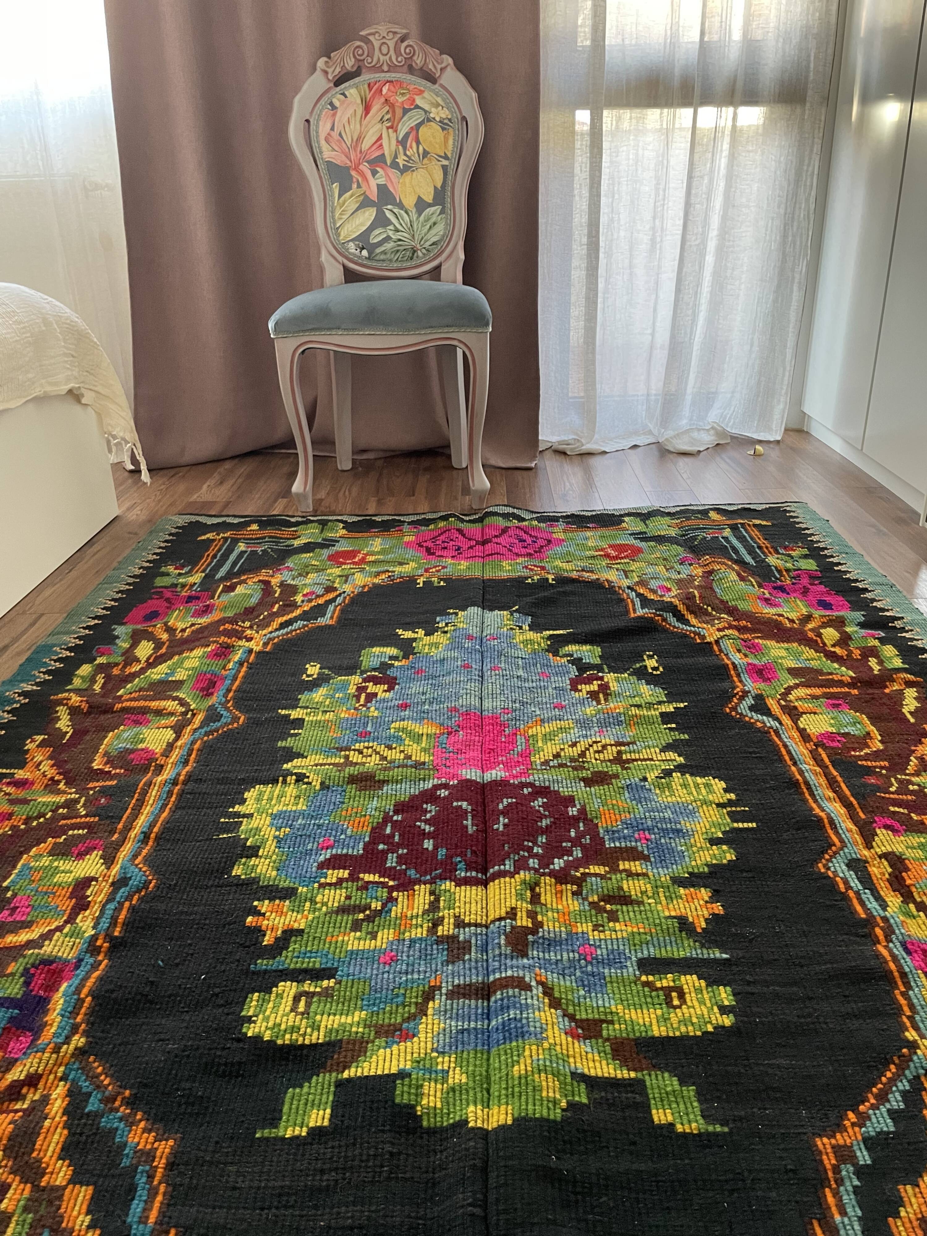 Tapis en laine roumaine vintage 227x154cm