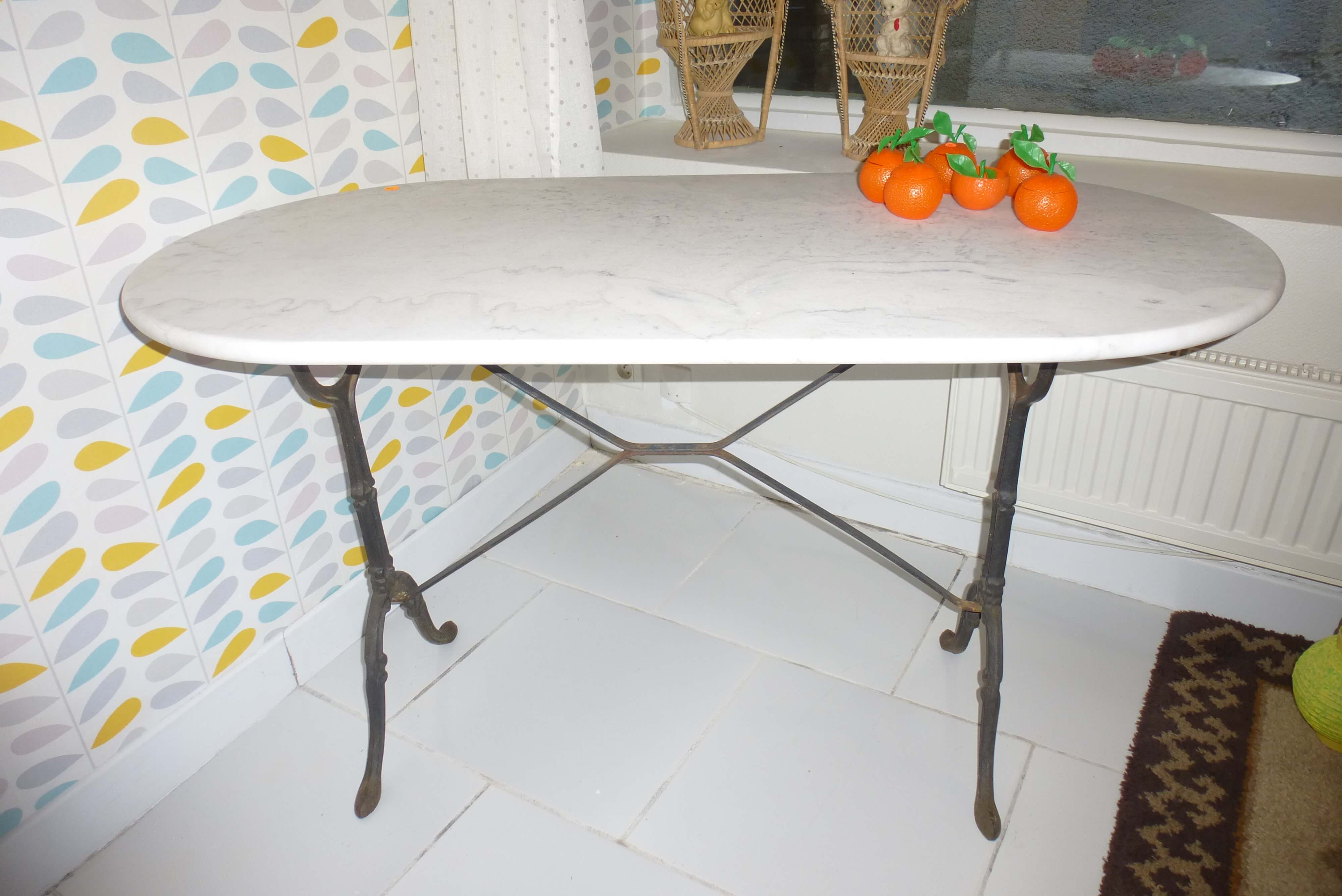 Bistro oval marble table