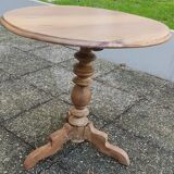 Tripod pedestal table, in solid blond walnut; tripod base,