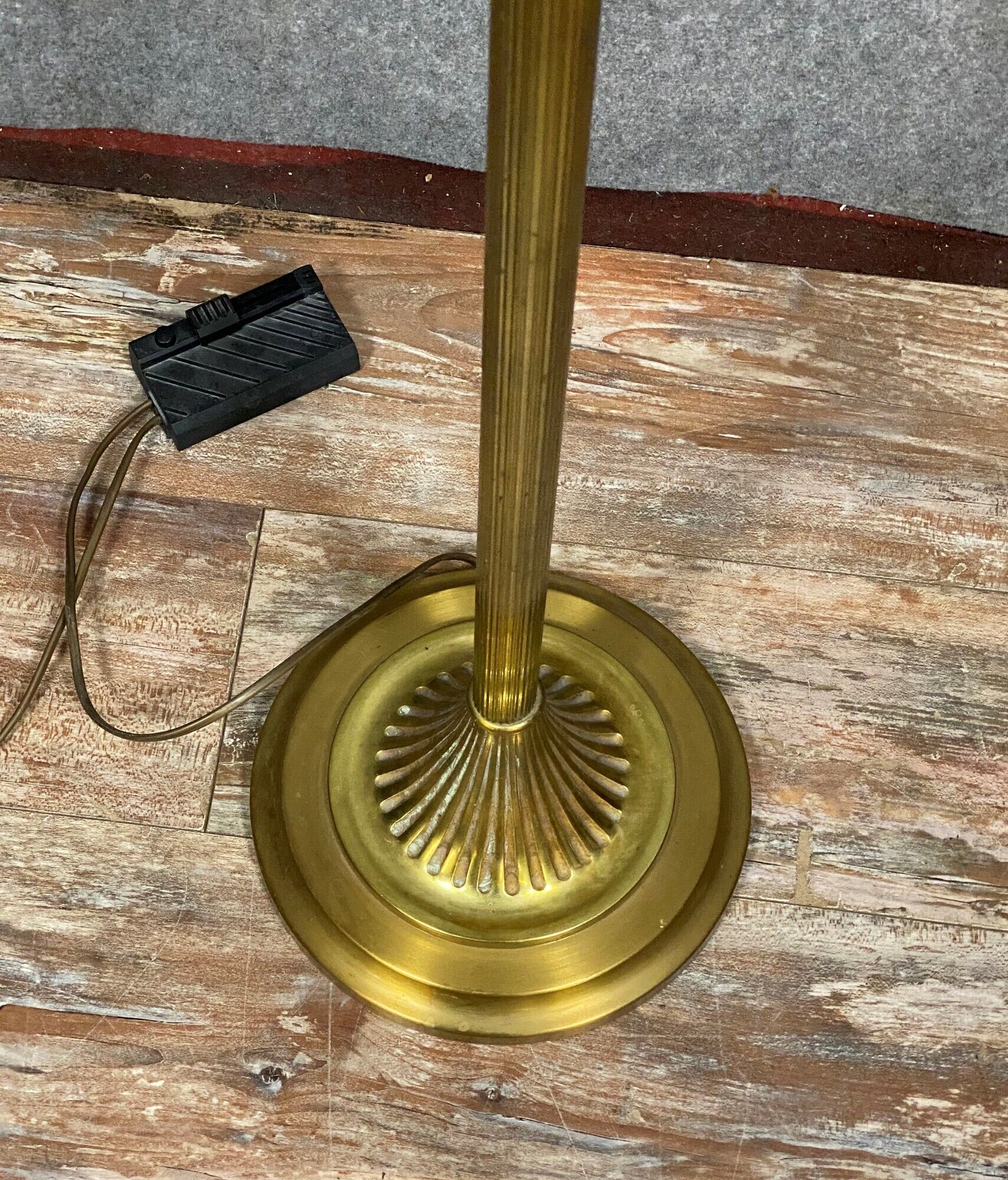 Very beautiful Louis XVI style foot lamp in bronze and gilded brass