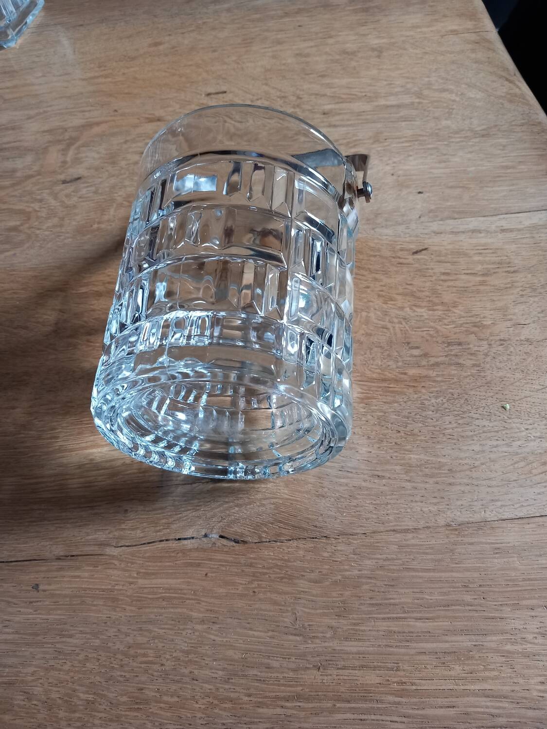 1 whiskey decanter + 1 vintage ice bucket