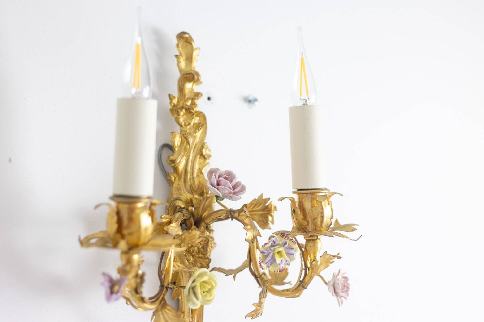 Paire d’appliques en bronze et à décor de fleurs. Circa 1880.