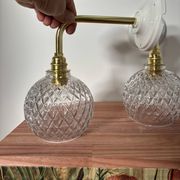 Paire d’appliques murales globes en verre ciselé