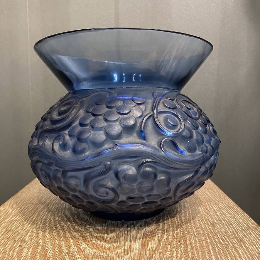 Un vase en verre bleu Fontainebleau de René Lalique