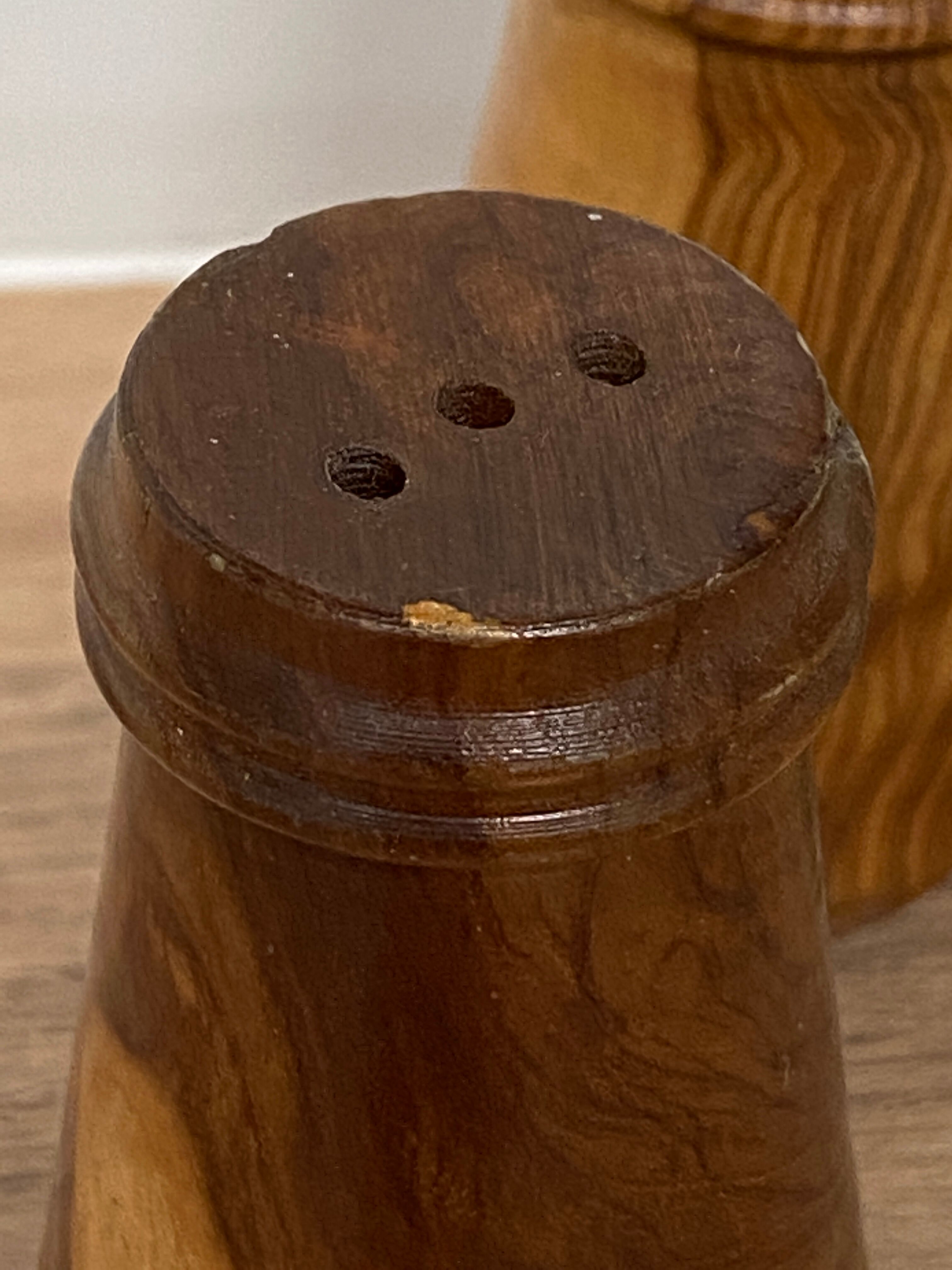 Salt and pepper shaker in Olivier