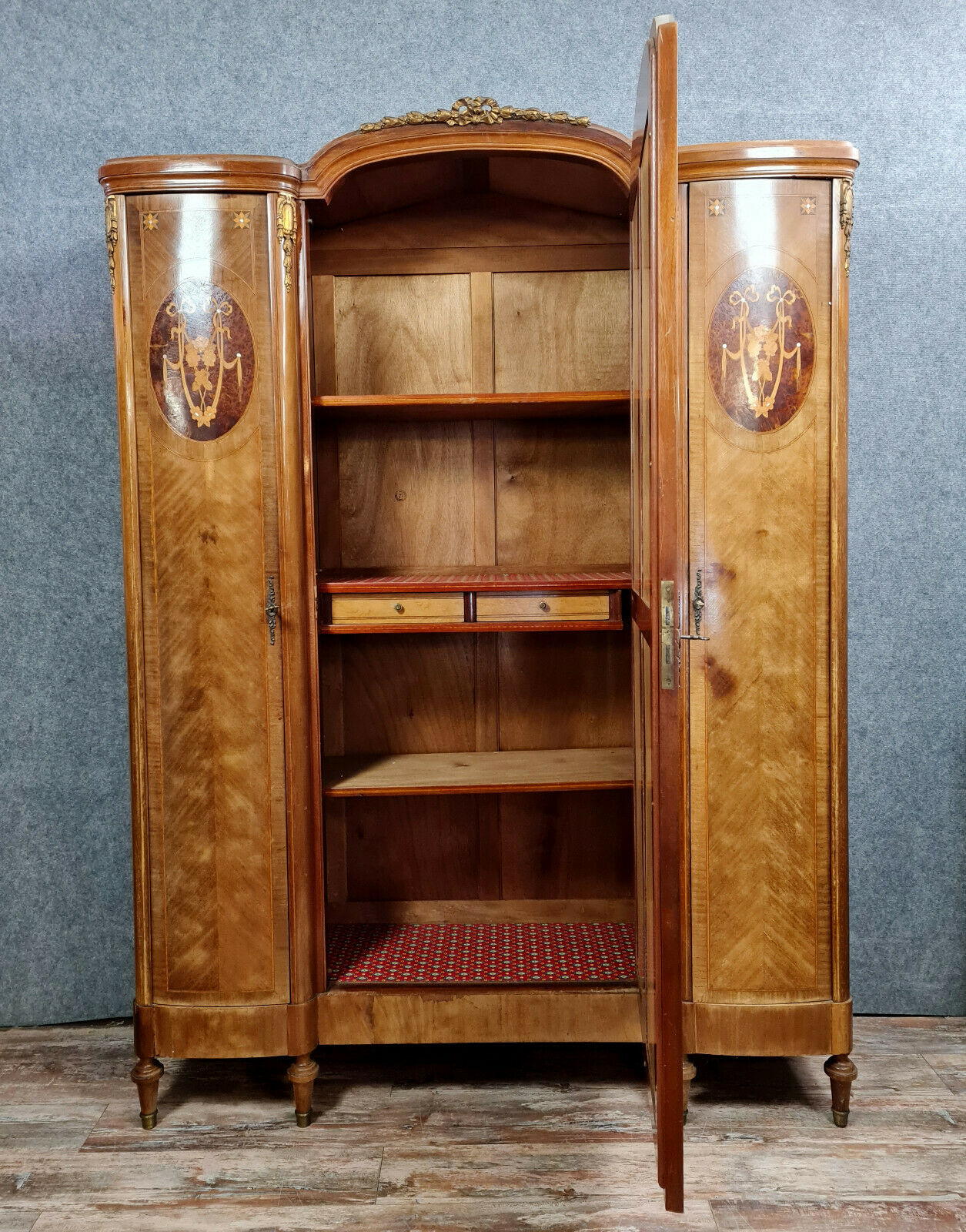 Wardrobe Louis XVI jumped back into precious wood marquetry around 1880