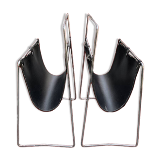 Paire de porte-revues en métal chromé et skaï noir, années 70