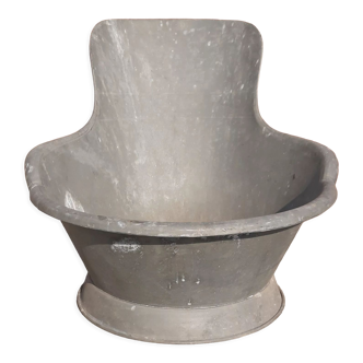 Zinc bathtub