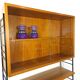 Rayonnage mural modulaire avec armoires, étagères et supports en acier noir