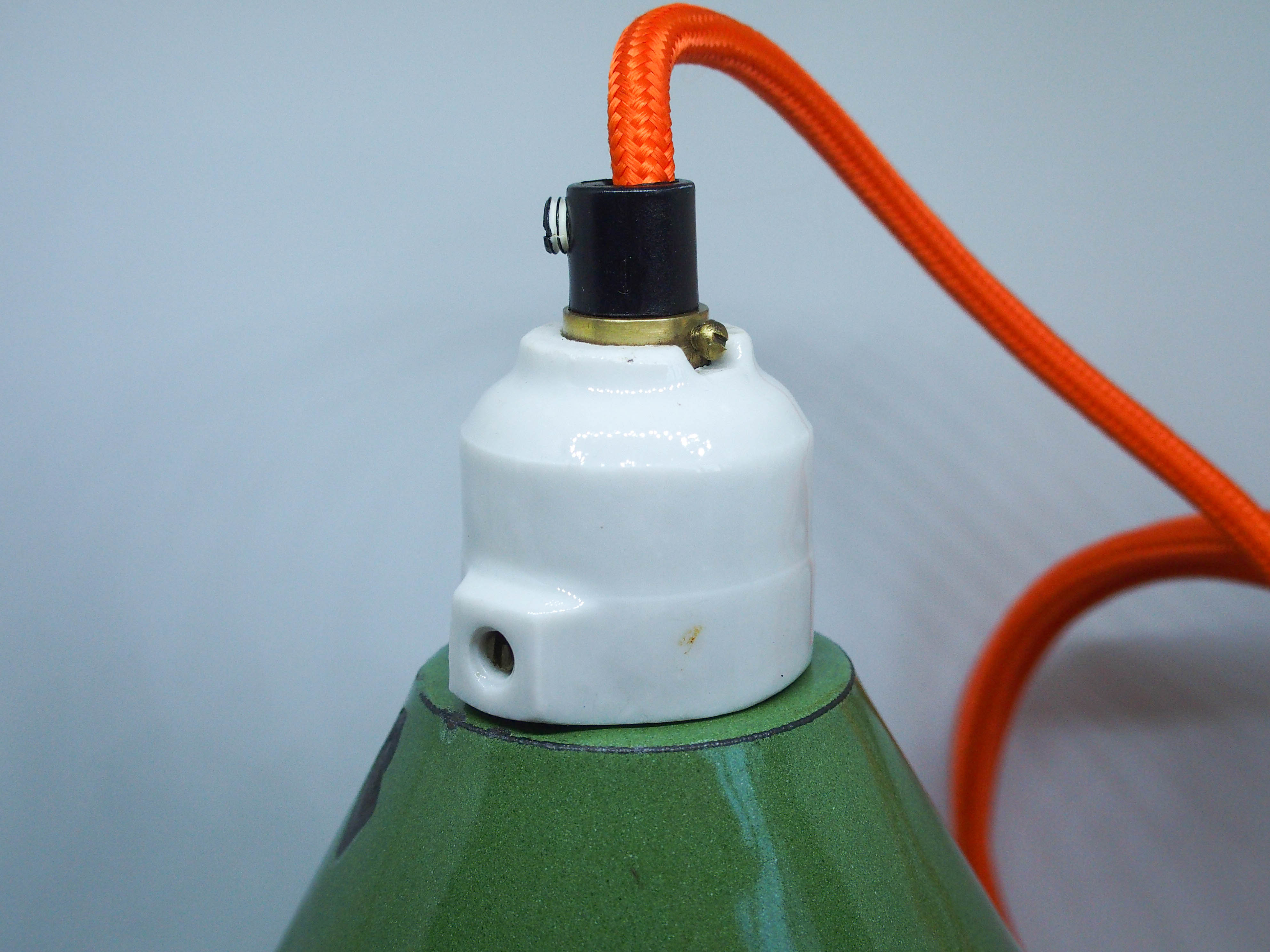 Suspension industrielle en tôle émaillée verte