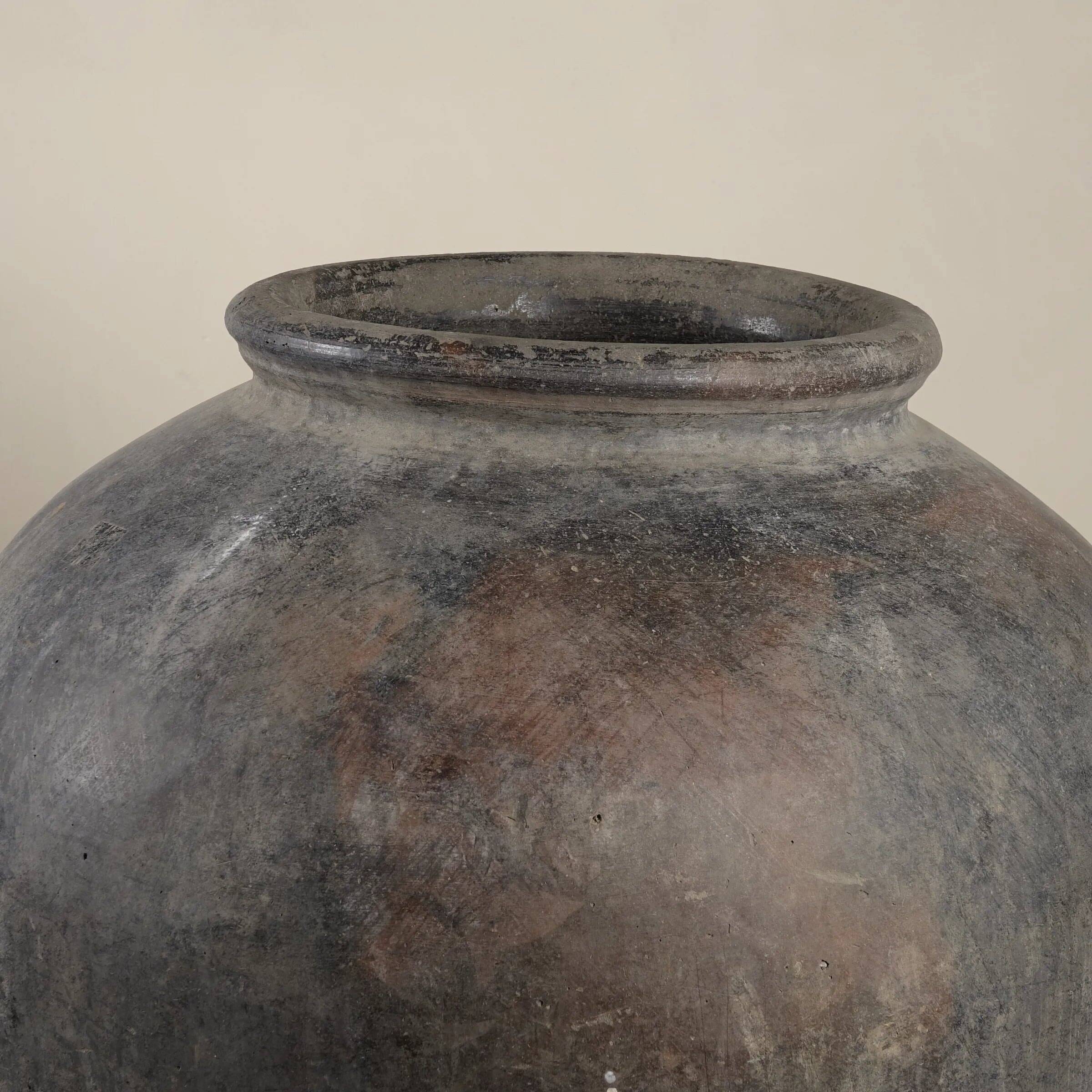 Anaaj - Large Indian terracotta jar no. 1