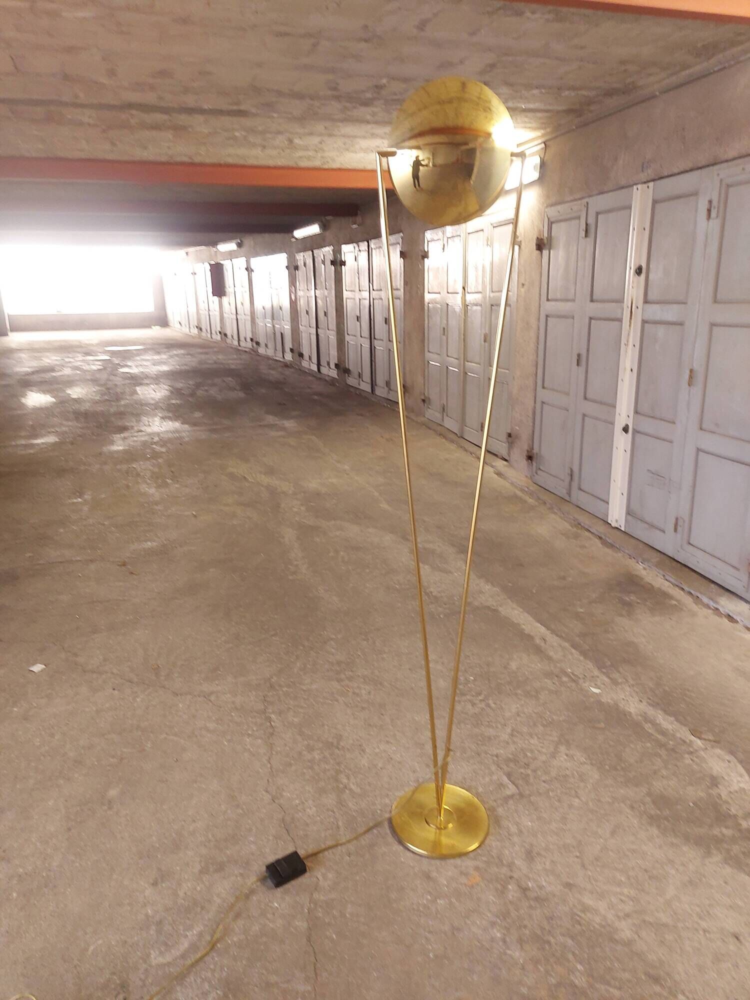 Victory brass floor lamp from the 80's, design studio Artof for Lumen