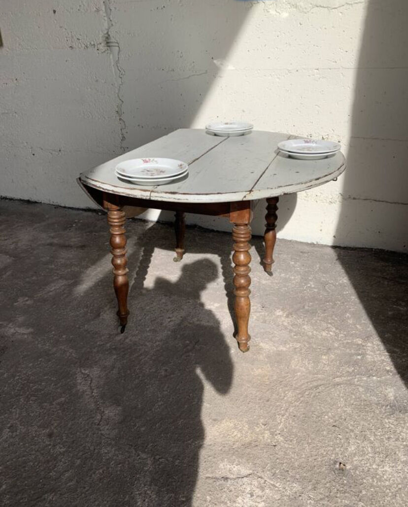 Drop-leaf table