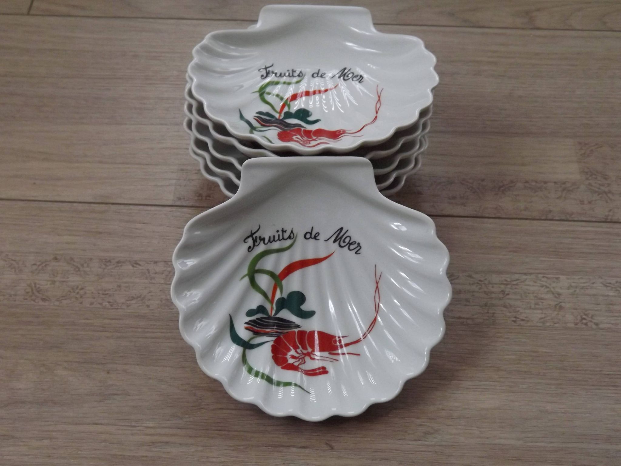 Serving bowls in l'hirondelle scallop shell in a basket 4851