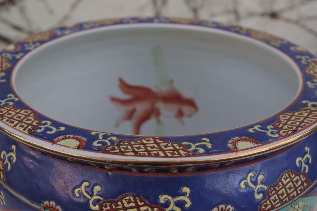 Hand-painted Chinese vase with gilded decorations, 1950