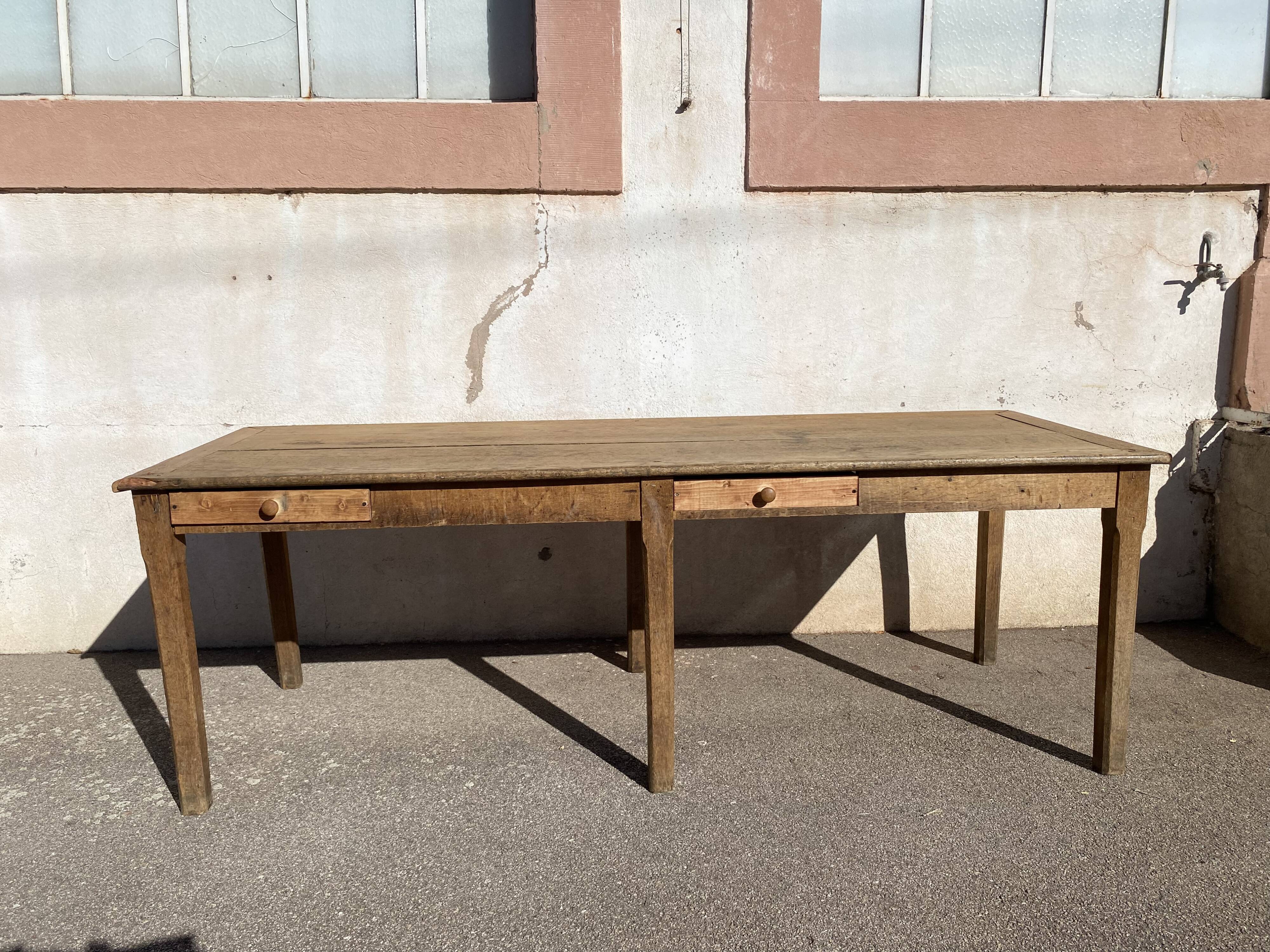 Table with 6 legs, furniture of trade