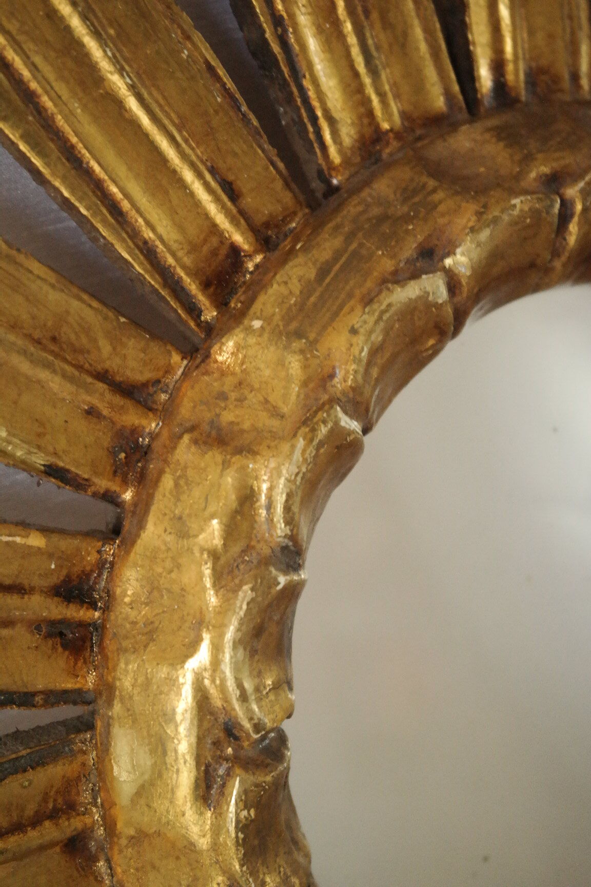 Vintage sun mirror in wood and gold resin 43 cm