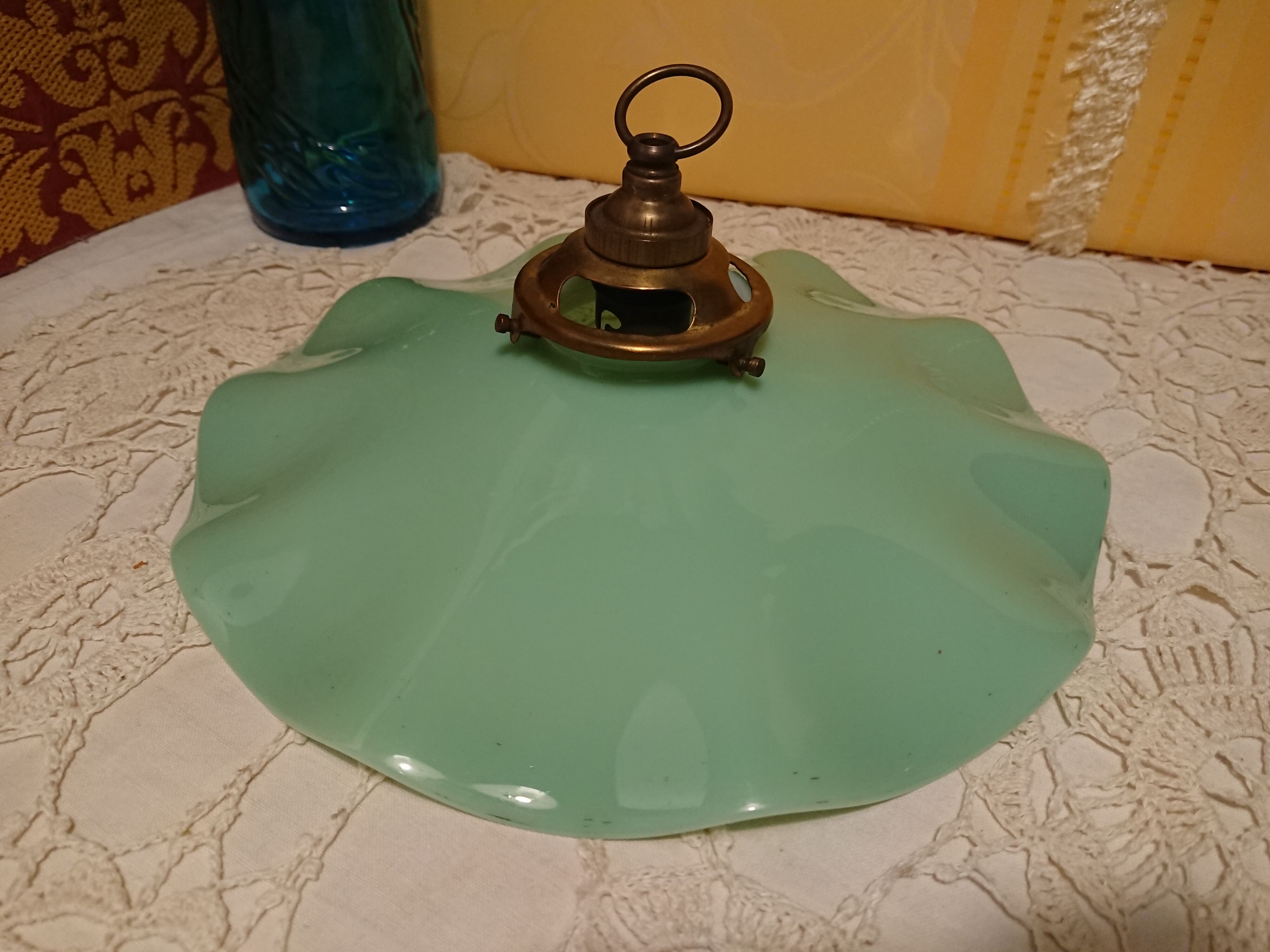 Suspension en verre france période 1940 coloris vert