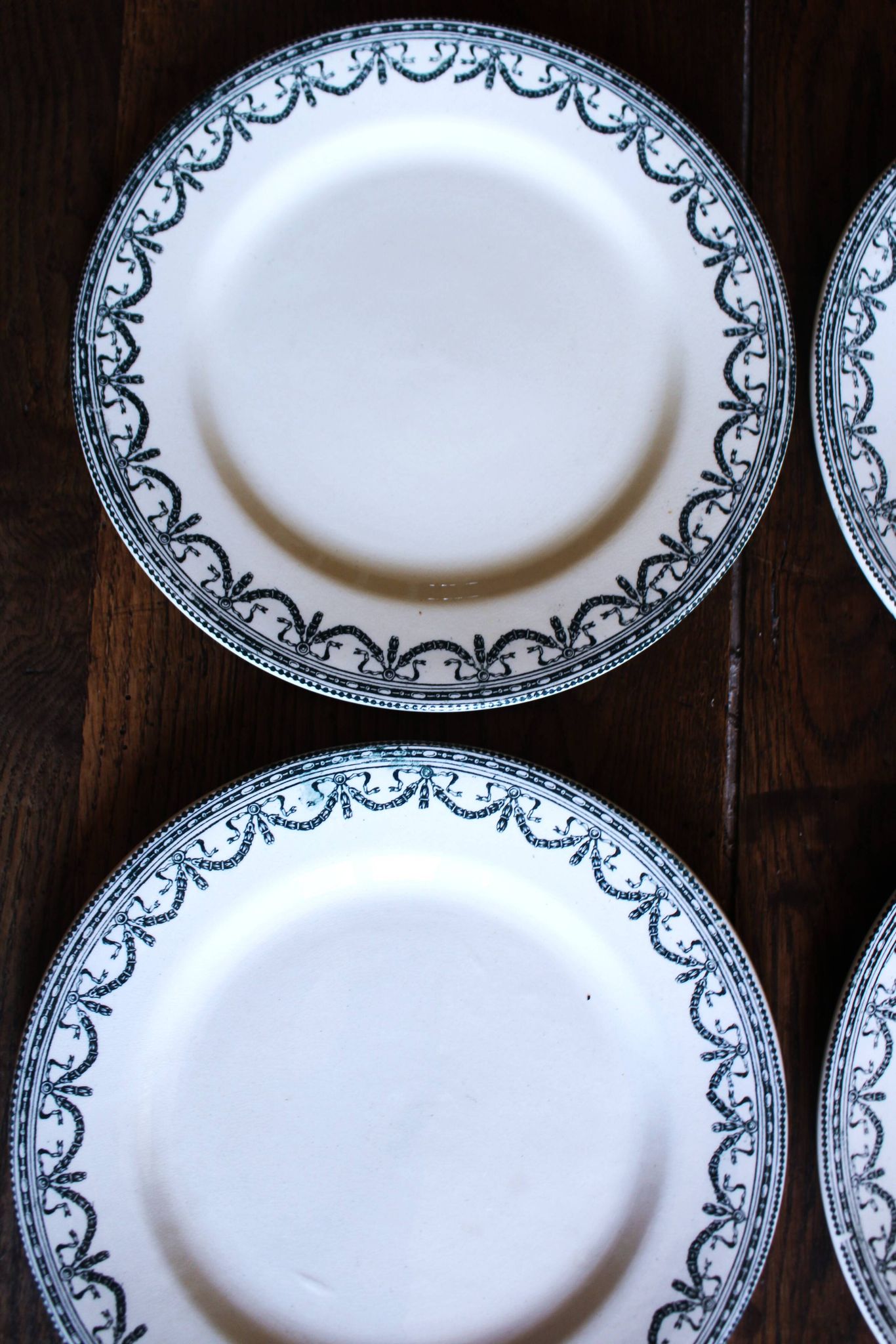 A set of 6 flat plates Terre de Fer Guirlandes Louis XVI Salins