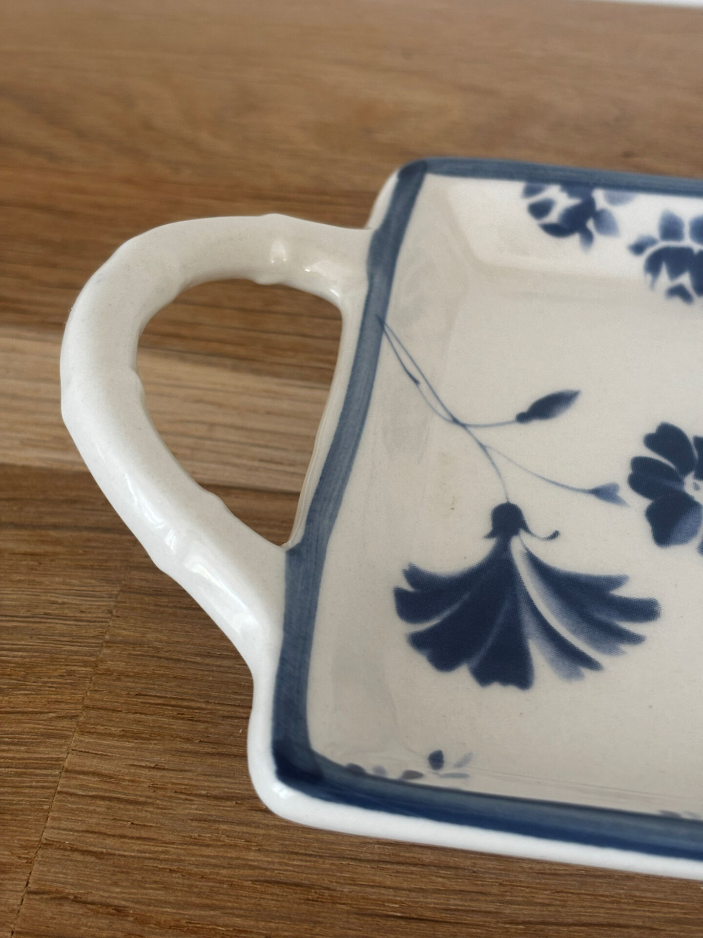 Beautiful platter or cake dish Villeroy and Boch cottage charm.