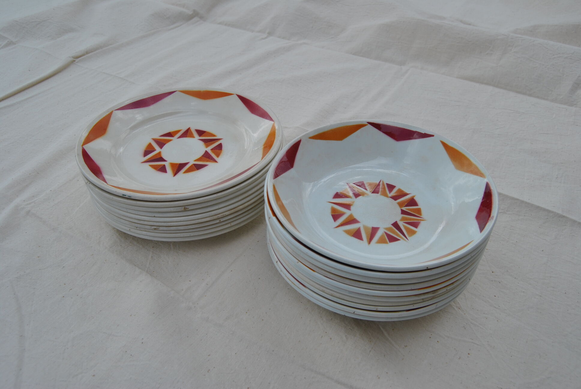 Series of 20 modernist plates Faïencerie de Castres