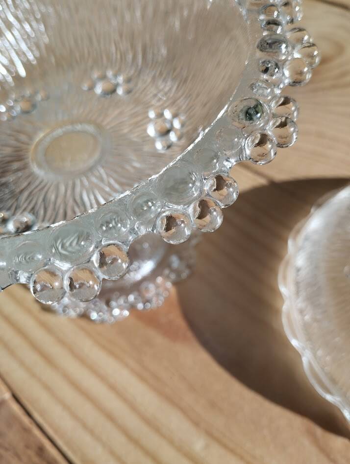 Bonbonnière sur pied en verre moulé – Décor texturé vintage