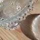 Bonbonnière sur pied en verre moulé – Décor texturé vintage