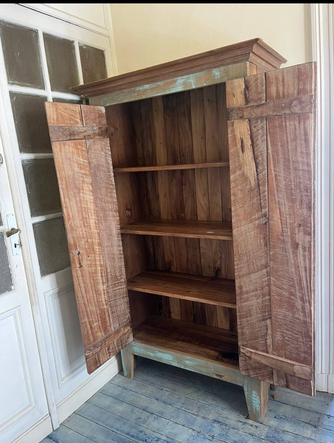 Armoire rustique brésilienne avec patine turquoise - Oficina de Agosto