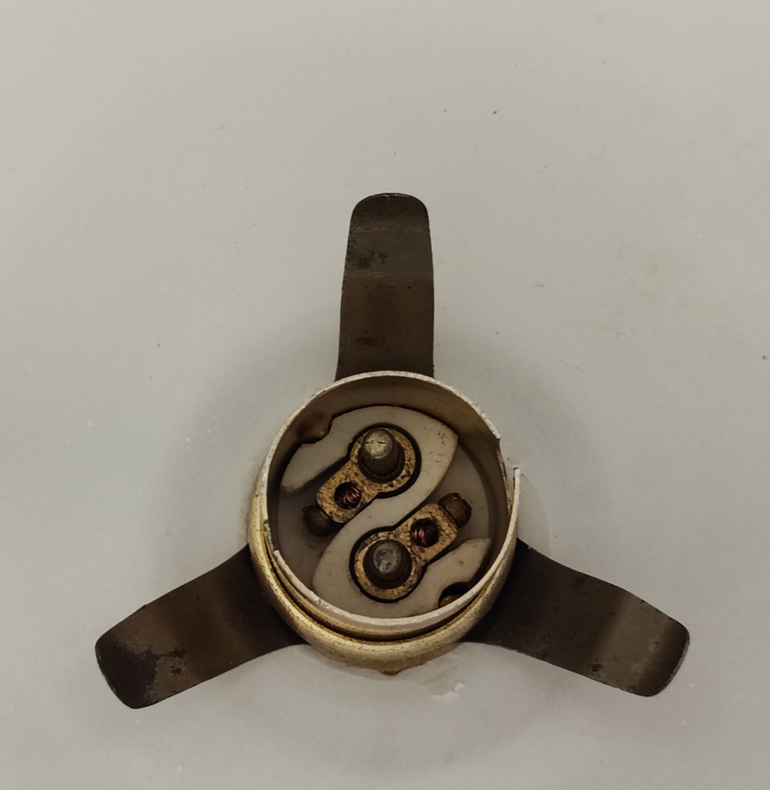 Metal and opaline suspension