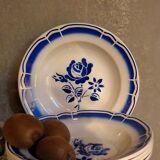 Cinq assiettes "grand-mère" anciennes à fleurs bleues