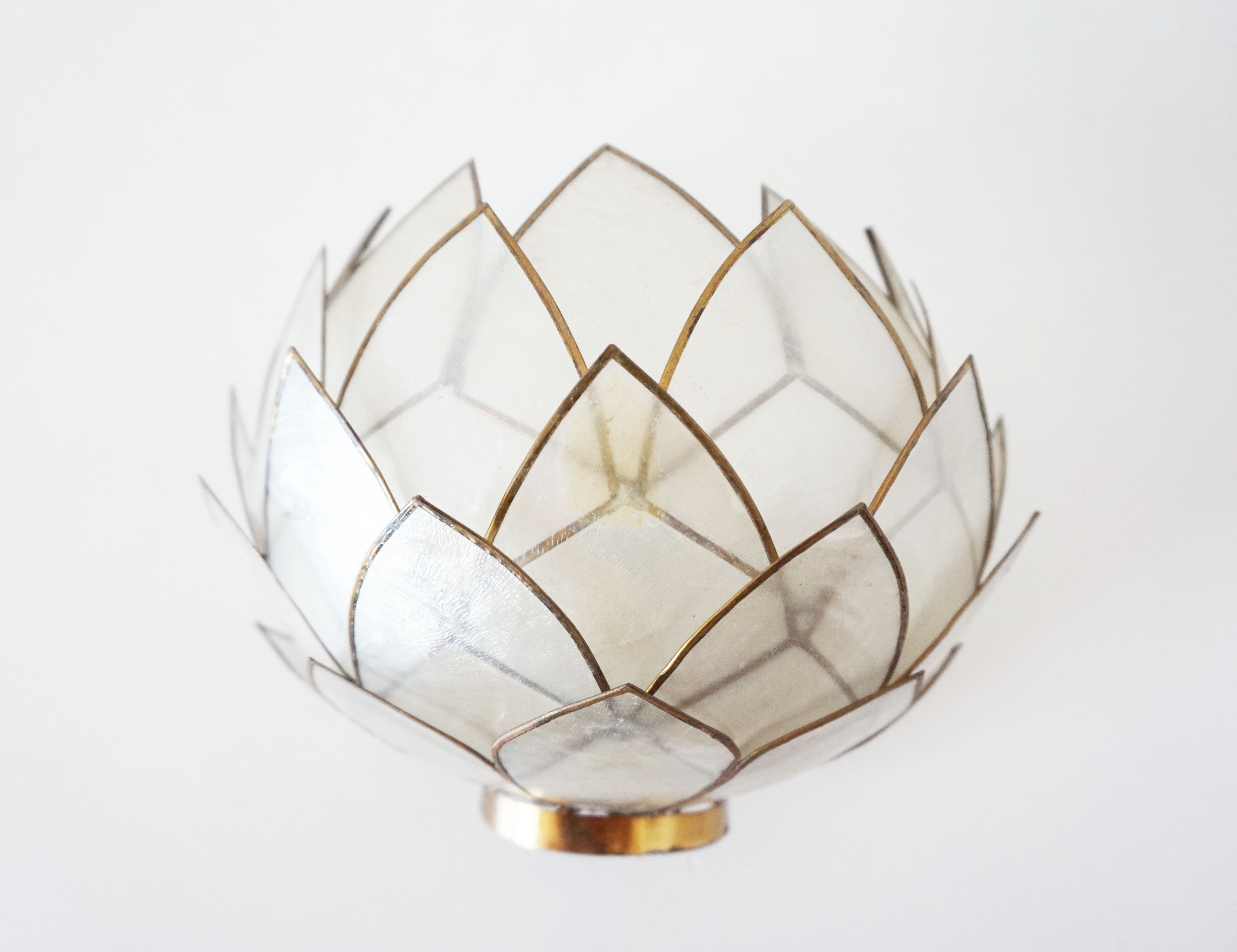Wall lamp in vintage mother-of-pearl petals