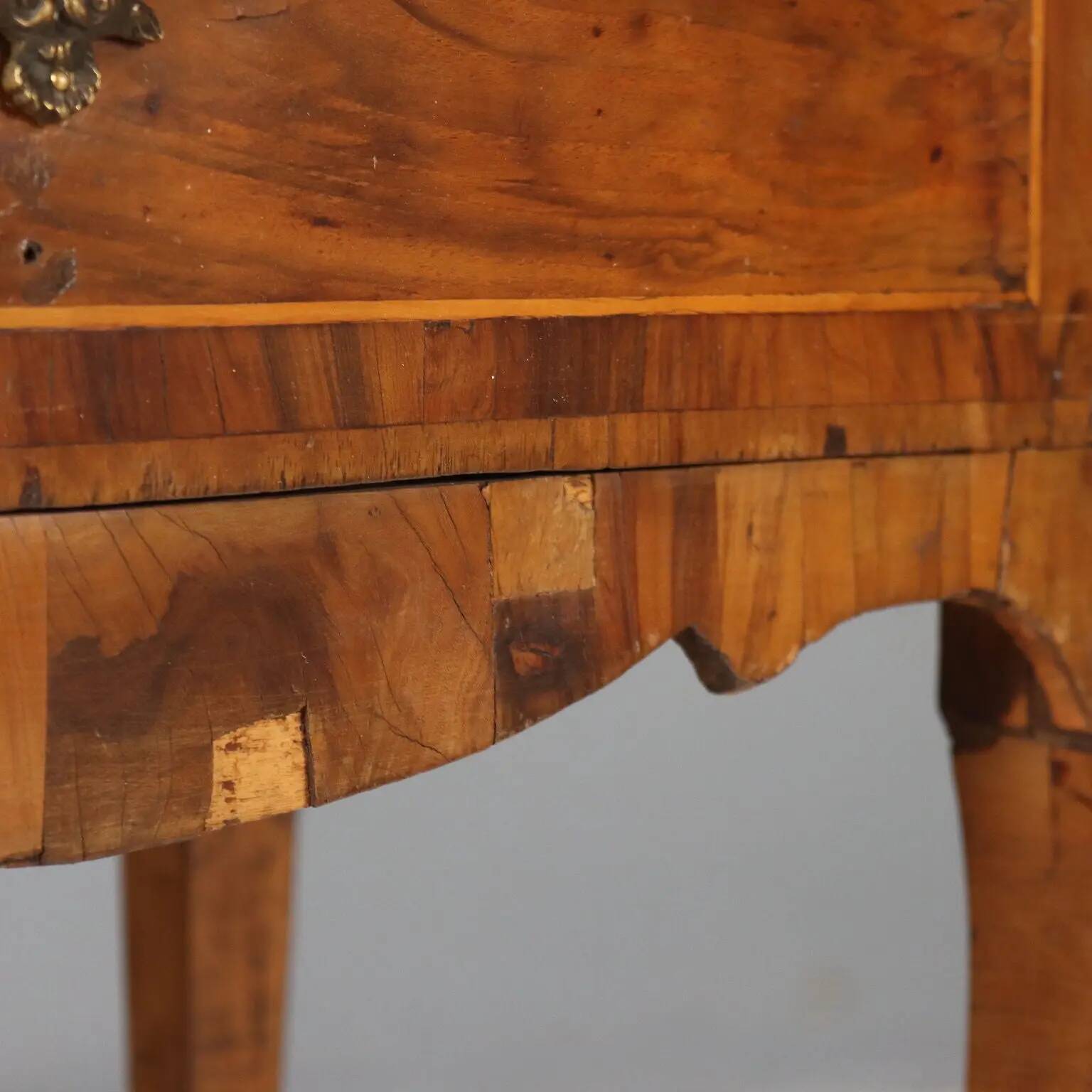 Antique baroque bedside table in walnut and maple, Italy, 18th century.