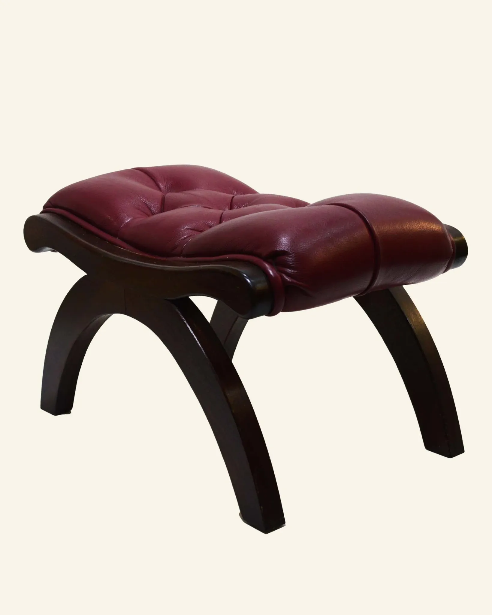 Vintage tufted footrest in red faux leather and solid beech.