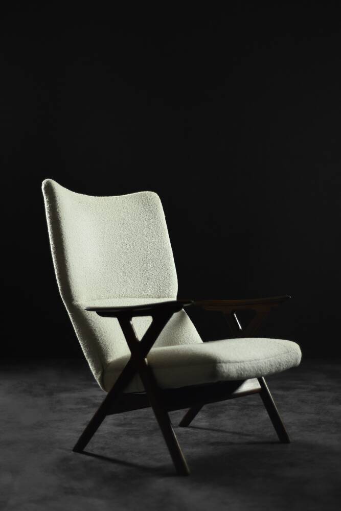 Fauteuil haut de salon vintage en teck et tissu bouclé blanc du milieu du siècle norvégien, années 1960