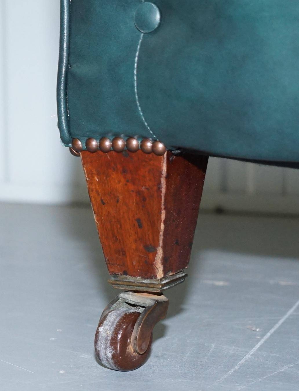 Sofa Chesterfield cuir restauré victorien 1890 Cornelius V Smith à ressorts