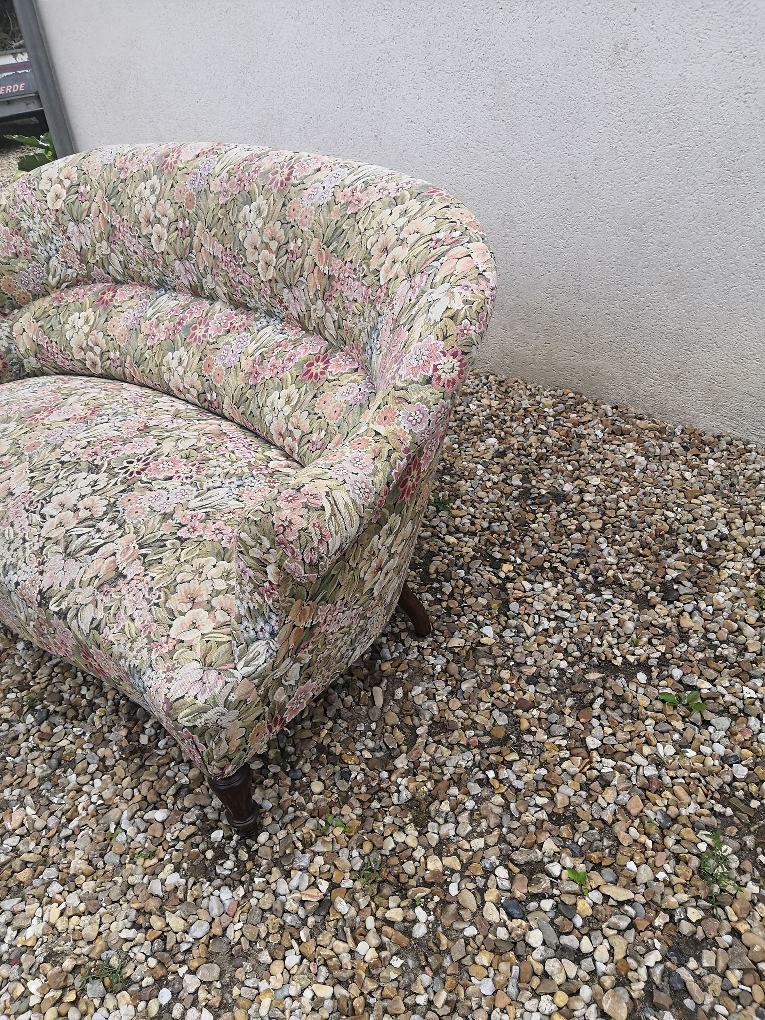 Vintage toad bench sofa with flowers