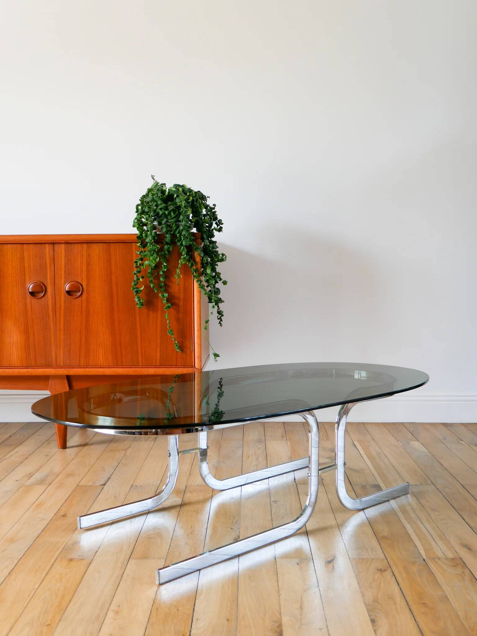Oval coffee table in smoked glass and chrome, original double S design base, 1970.