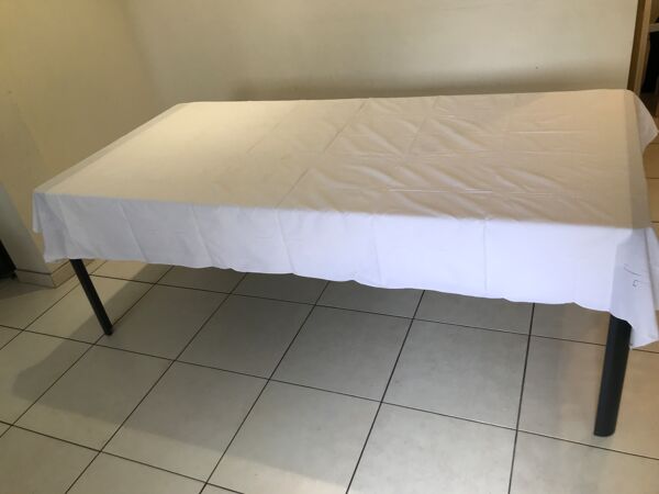 Nappe et 12 serviette brodés vintage