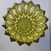 Grand vase tchèque en verre pressé teinté jaune à formes géométriques