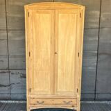 Armoire en bois brut