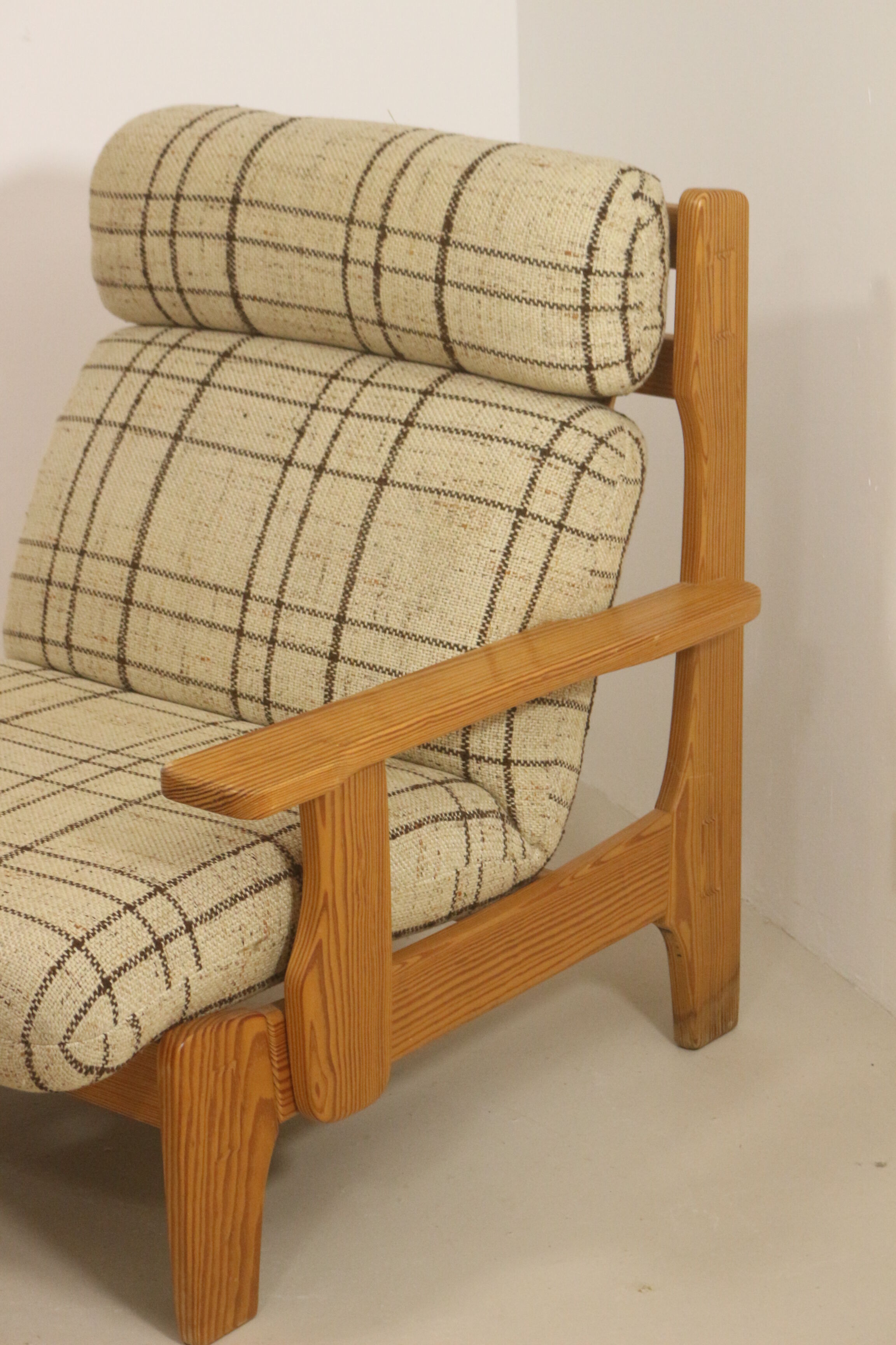 Sofa 2 places convertible into armchairs year 70-80 Solid pine.