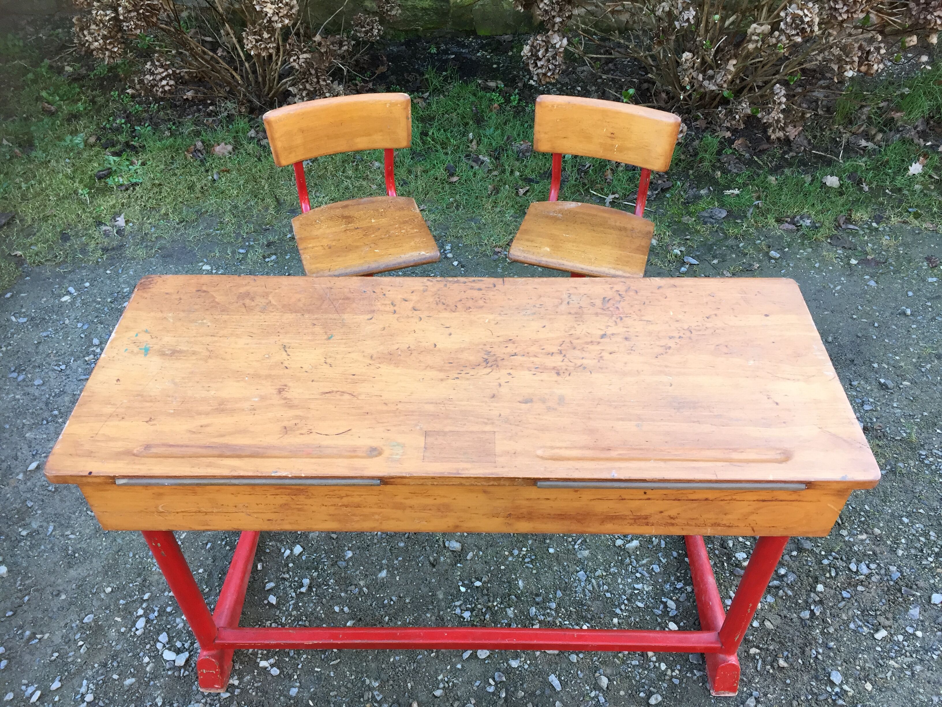 Vintage children's desk 2 places wood and metal with its 2 chairs.